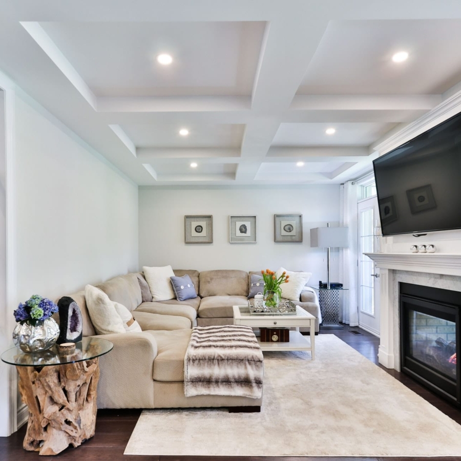 photo-1543502976-275548976b63